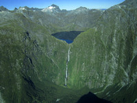 NZ: Mt_Aspiring_Milford_Sound_flying